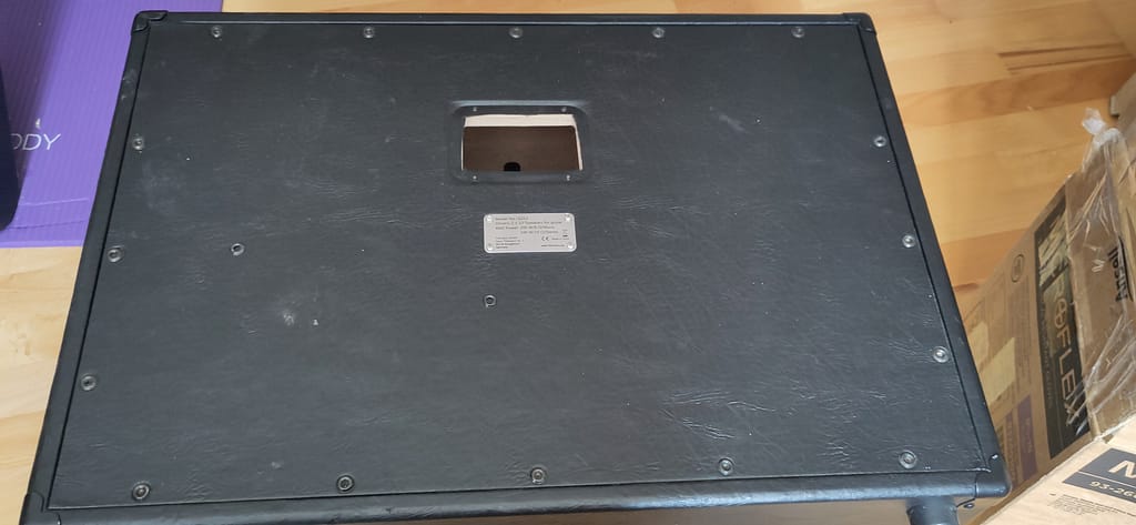 Die Rückwand ist bereits wieder lose in die Harley Benton G212 eingesetzt oder die Schrauben wurden schon zur Demontage entfernt