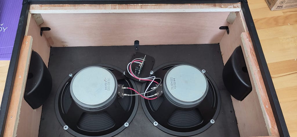 geöffnete Gitarrenbox G212 mit Blick auf Stock Speaker
