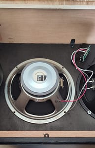 Eine Celestion G12T-75 liegt lose in der Harley Benton G212 Gitarrenbox um angeschlossen zu werden